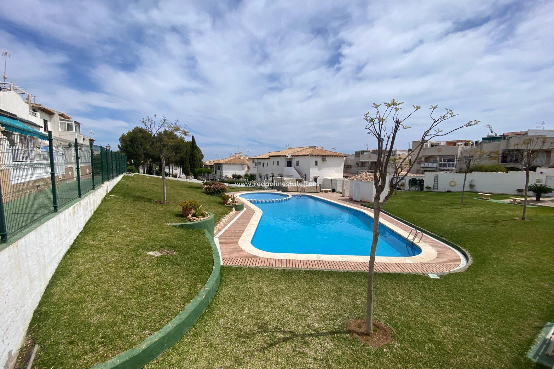 Återförsäljning - Duplex -
Torrevieja - Lago jardin