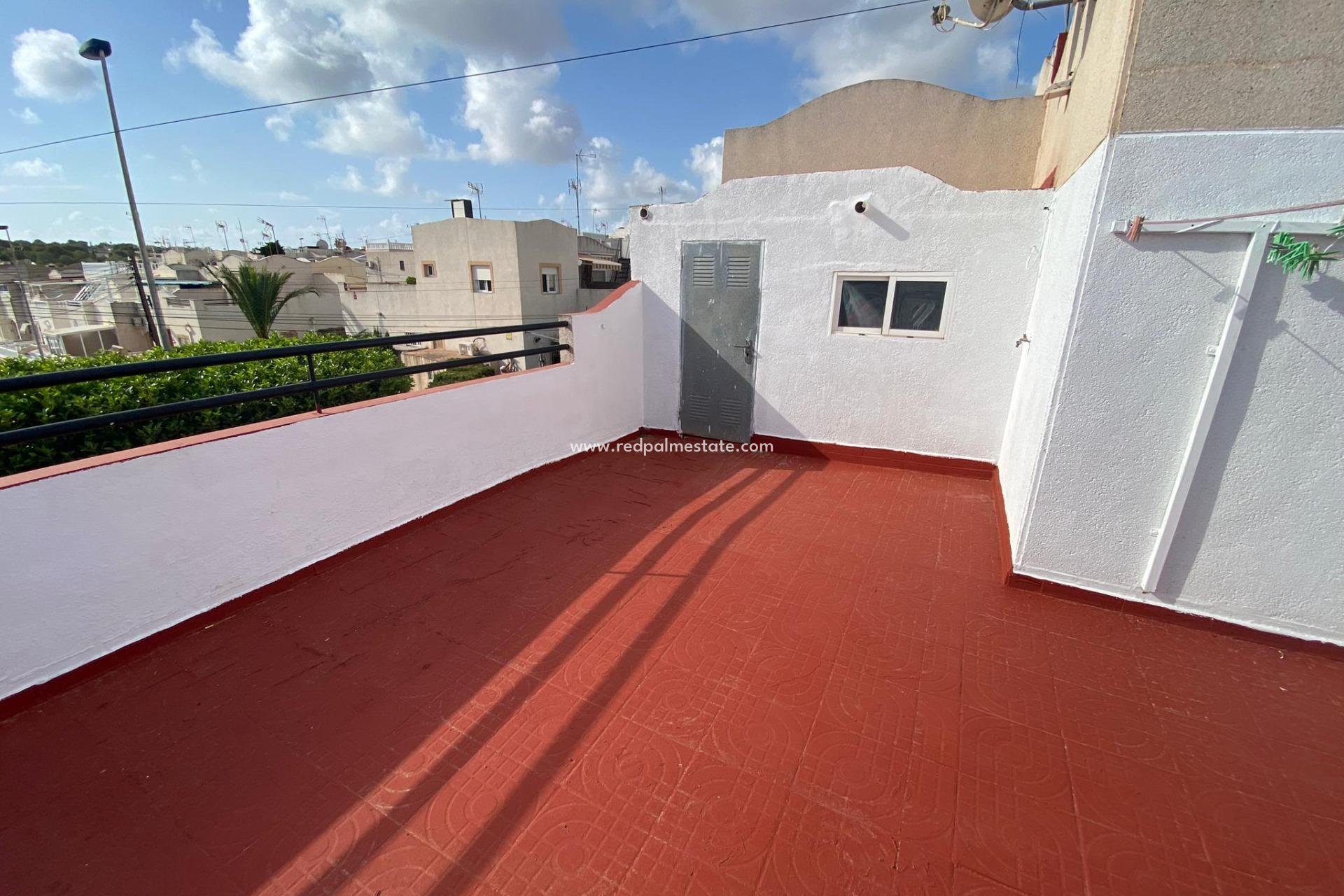 Återförsäljning - Duplex -
Torrevieja - Lago jardin