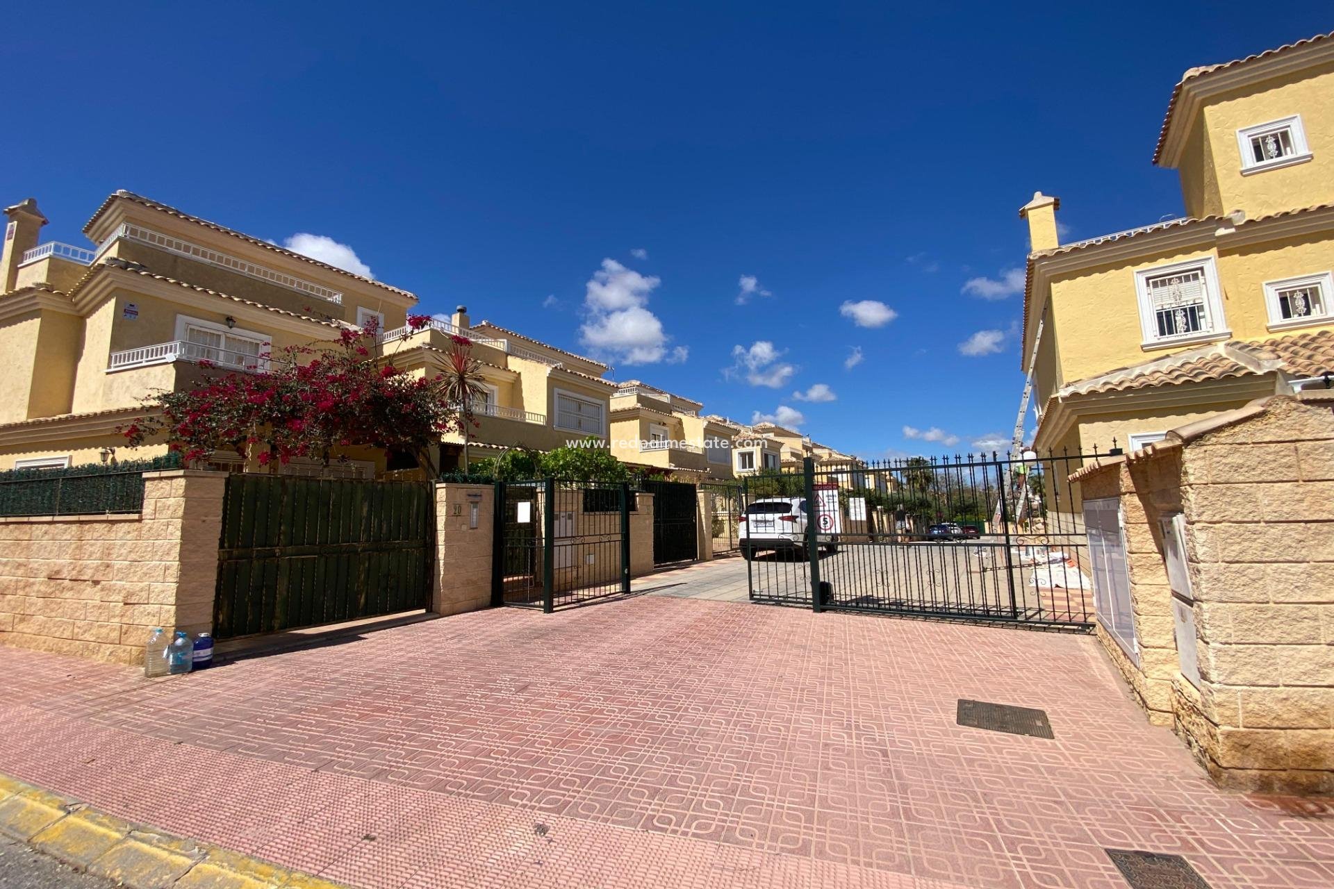 Återförsäljning - Duplex -
Torrevieja - Los Altos