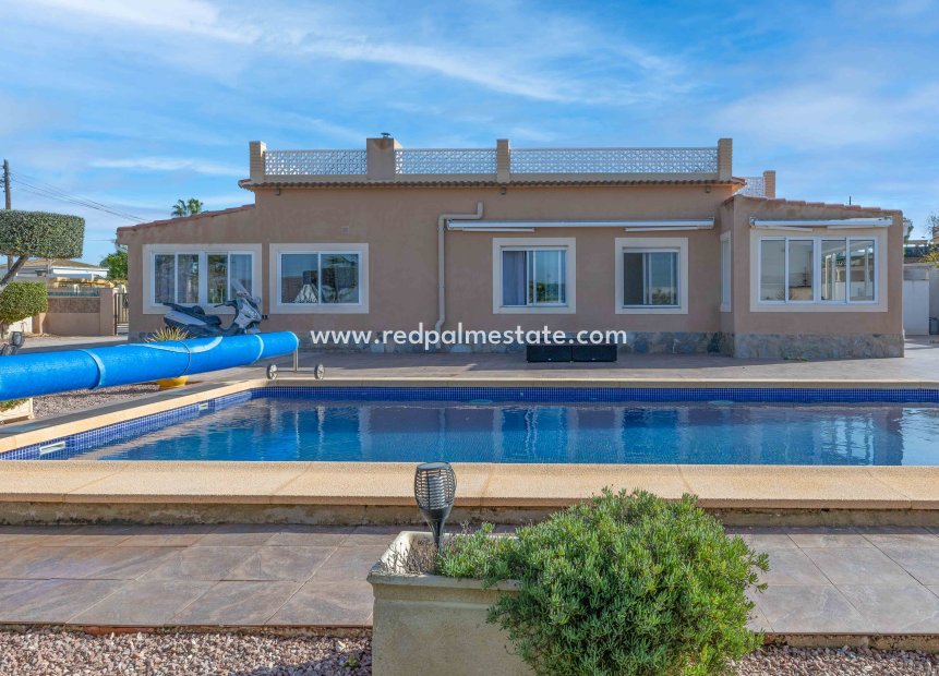 Återförsäljning - Fristående villa -
La Marina - Costa Blanca