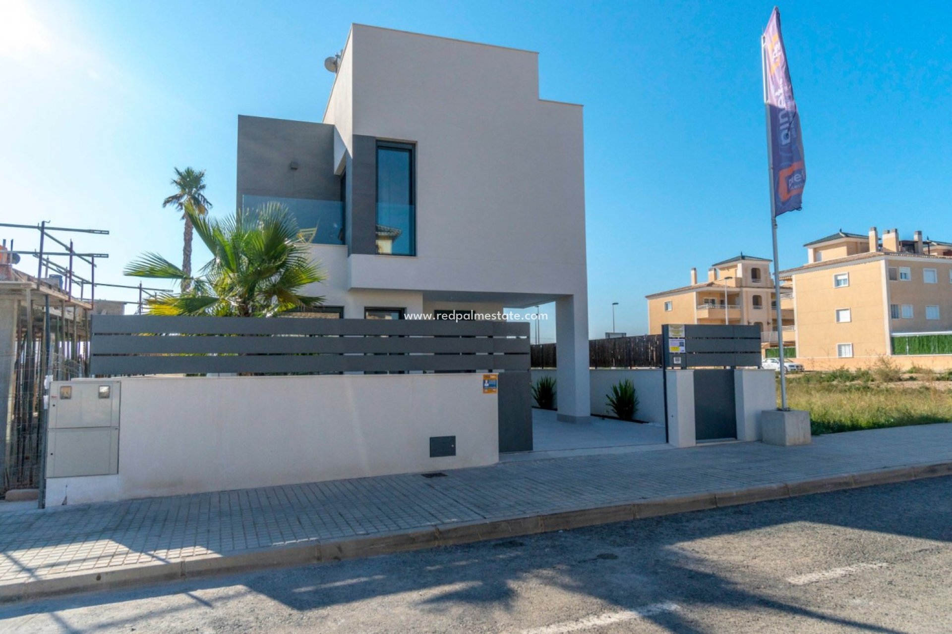 Återförsäljning - Fristående villa -
La Marina - Costa Blanca