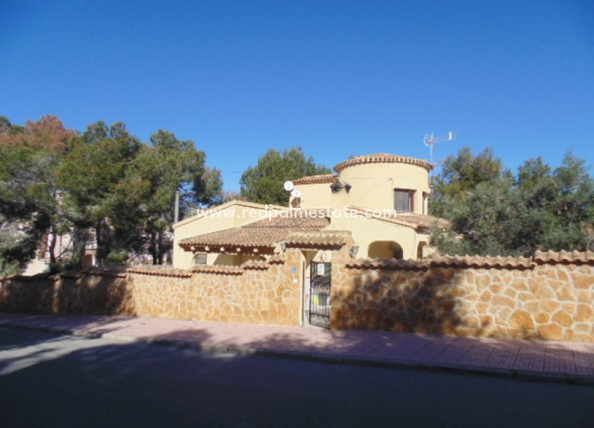 Återförsäljning - Fristående villa -
Orihuela Costa - Calle Los Pirineos