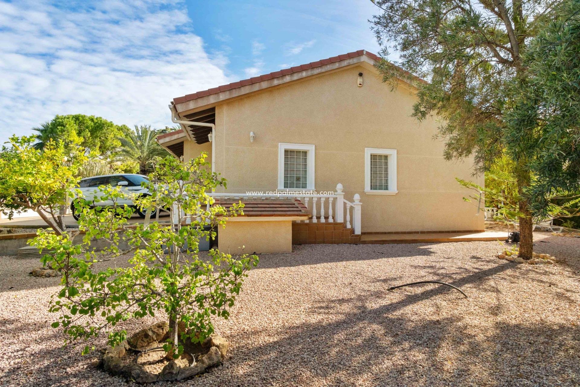 Återförsäljning - Fristående villa -
Orihuela Costa - MUY CERCA DE LA PLAYA