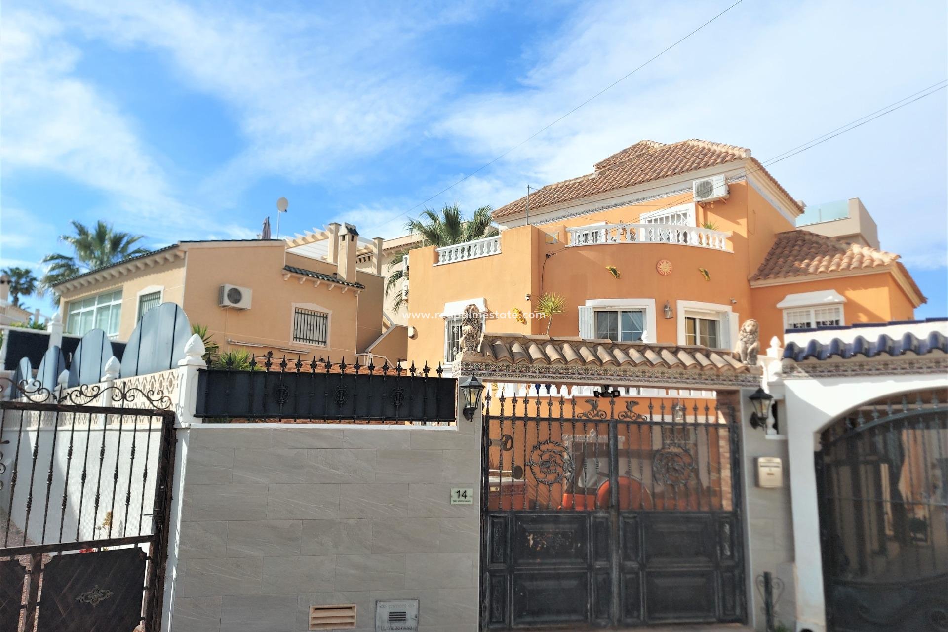 Återförsäljning - Fristående villa -
San Miguel de Salinas - Blue Lagoon