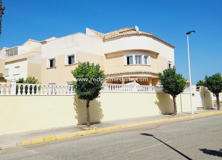 Återförsäljning - Fristående villa -
Torrevieja - BAÑOS DE EUROPA LAS TORRETAS