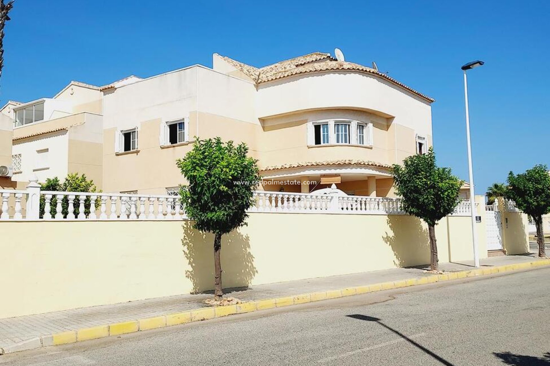 Återförsäljning - Fristående villa -
Torrevieja - BAÑOS DE EUROPA LAS TORRETAS