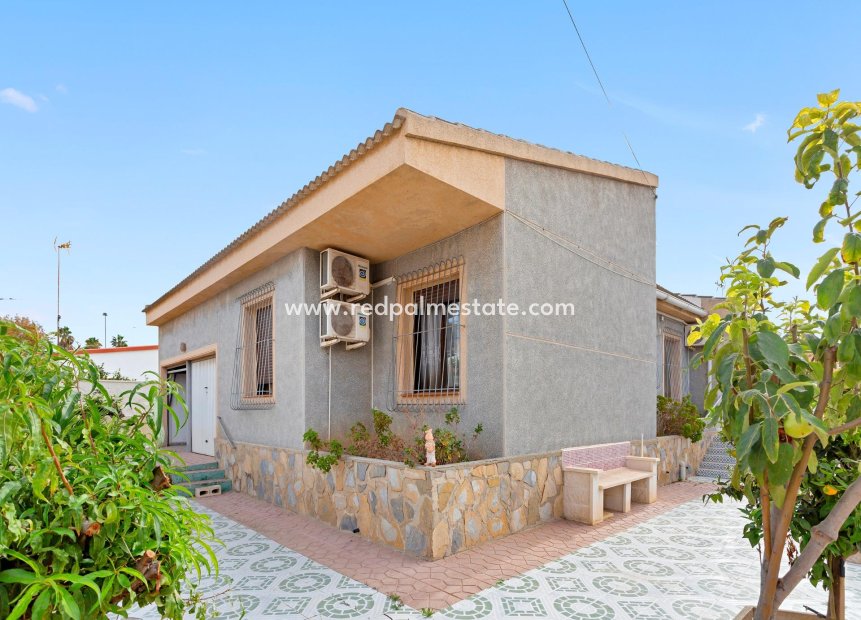 Återförsäljning - Fristående villa -
Torrevieja - Nueva Torrevieja - Aguas Nuevas