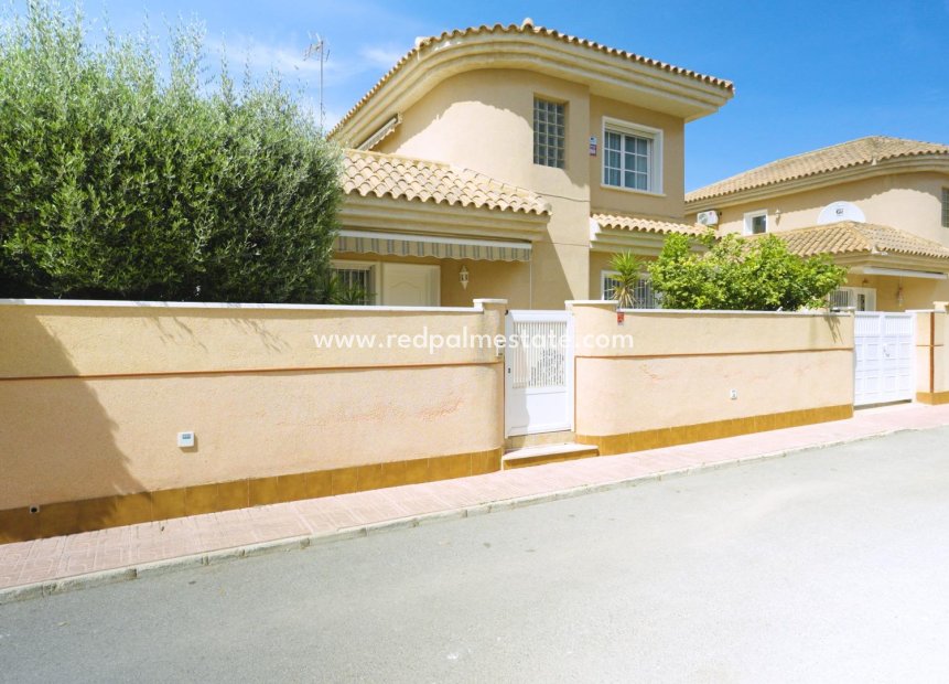 Återförsäljning - Fristående villa -
Torrevieja - Punta Prima