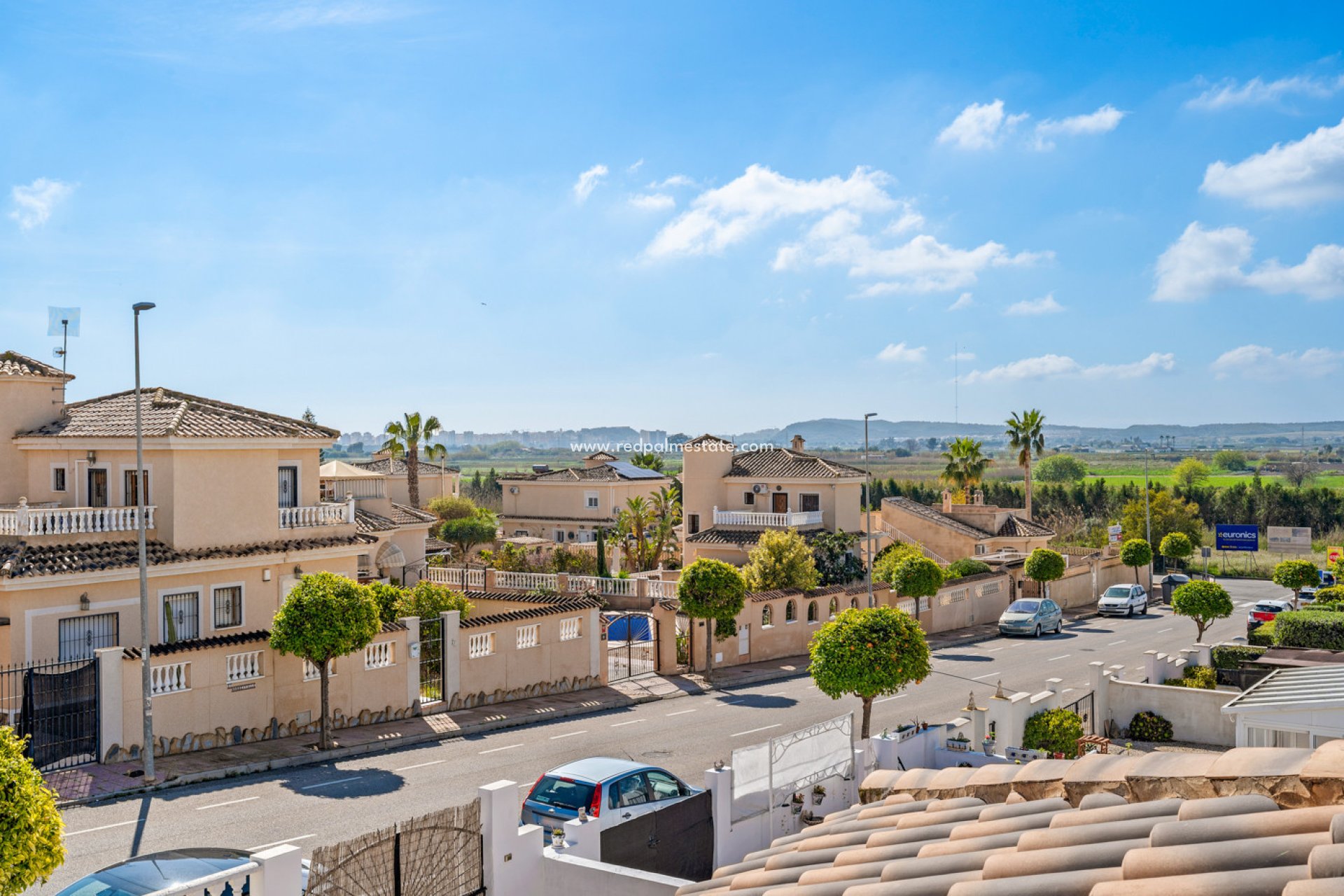 Återförsäljning - Fyrfamiljshus -
La Marina - Costa Blanca