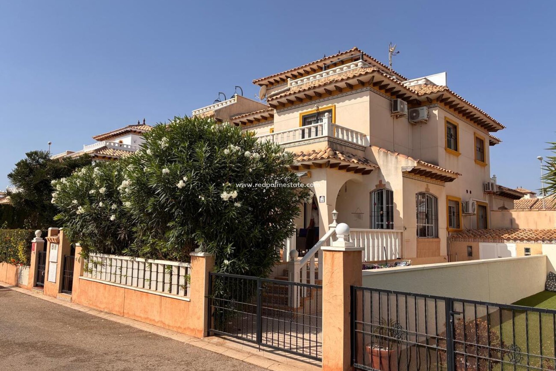 Återförsäljning - Fyrfamiljshus -
Orihuela Costa - Costa Blanca