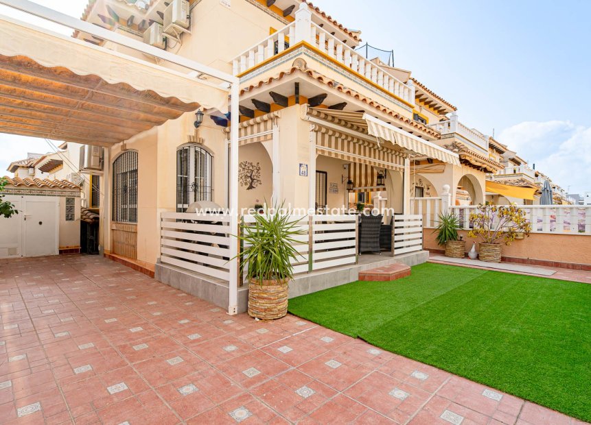 Återförsäljning - Fyrfamiljshus -
Orihuela Costa - Lomas de Cabo Roig