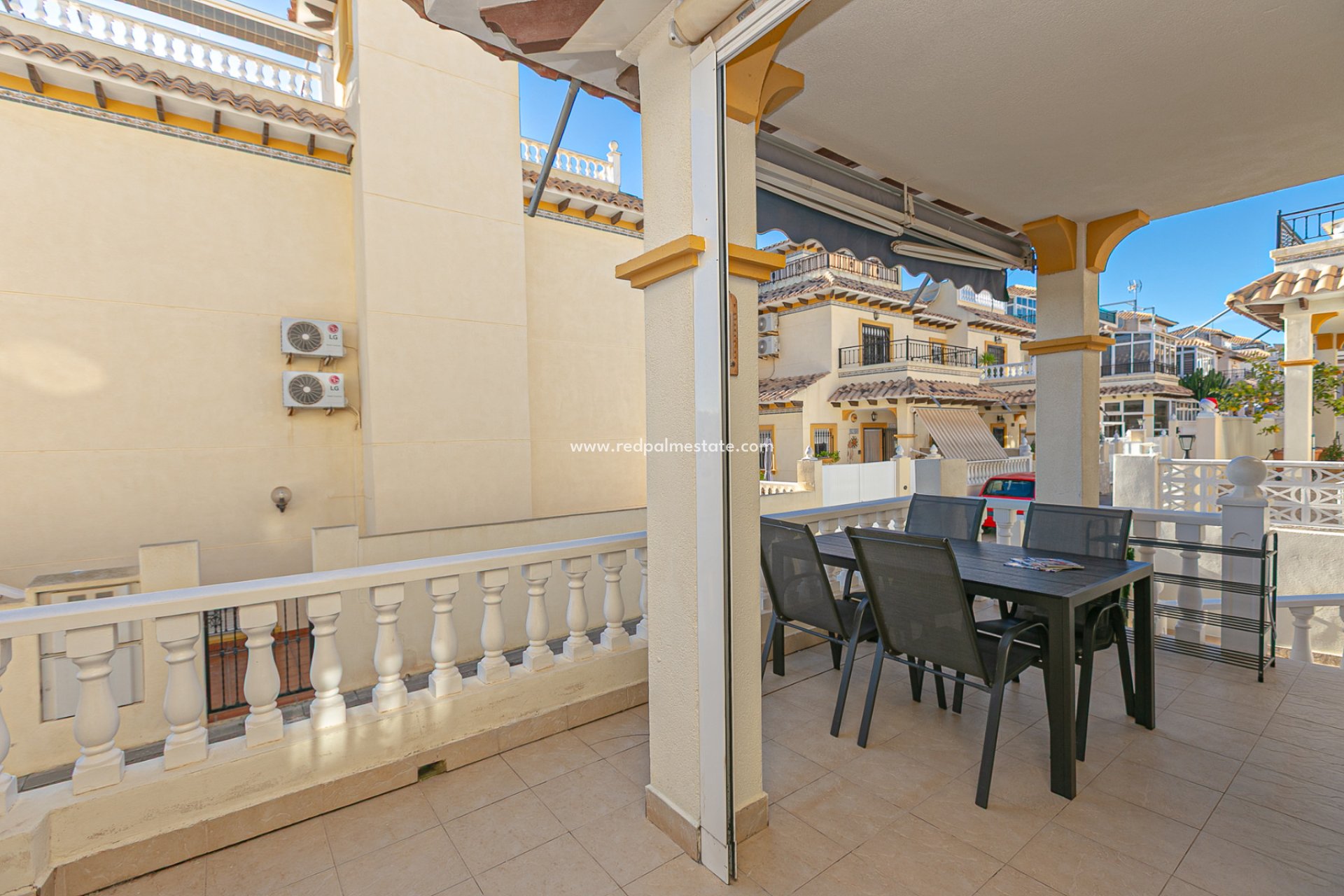 Återförsäljning - Fyrfamiljshus -
Orihuela Costa - Playa Flamenca