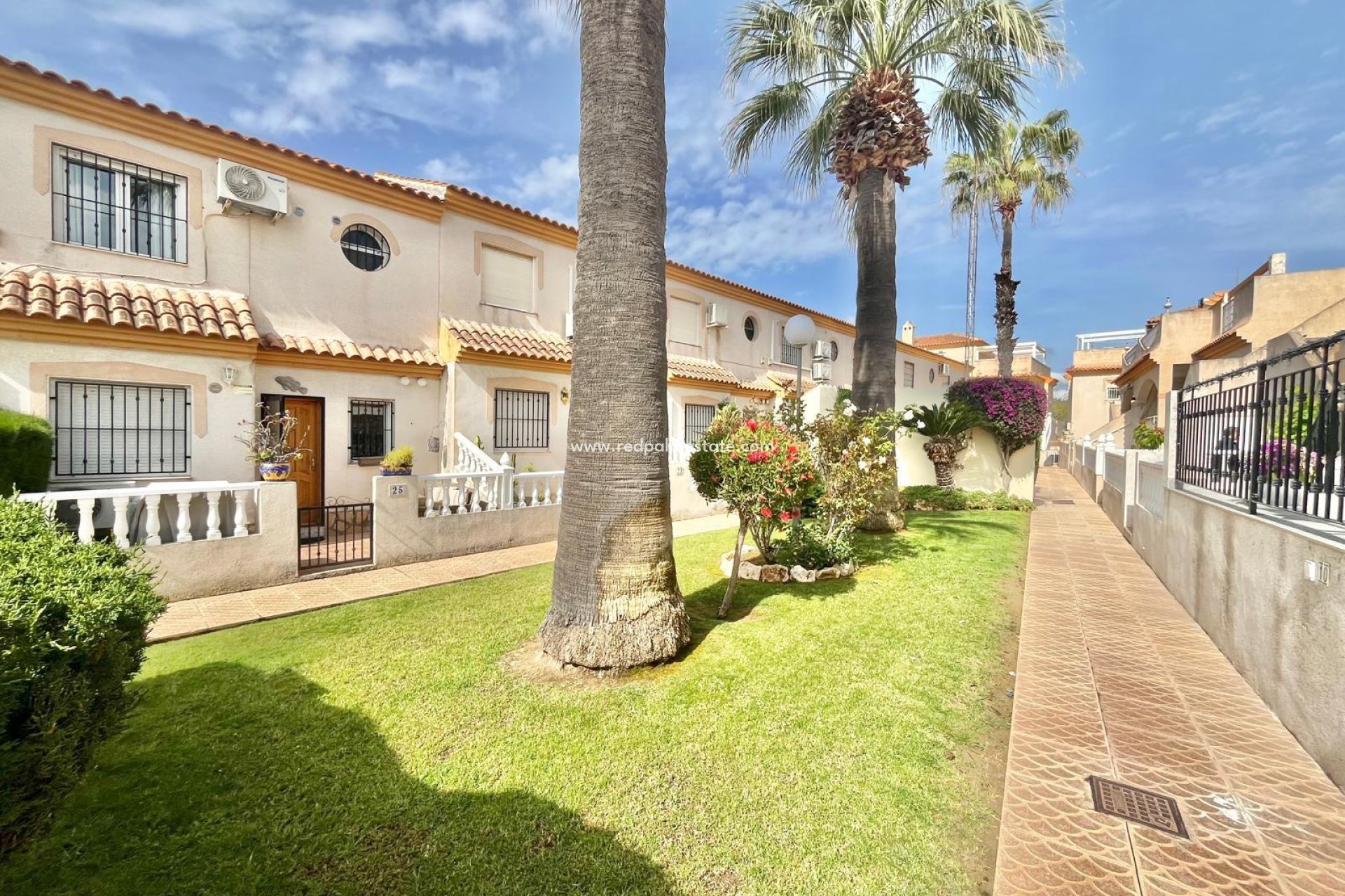 Återförsäljning - Fyrfamiljshus -
Orihuela Costa - Playa Flamenca