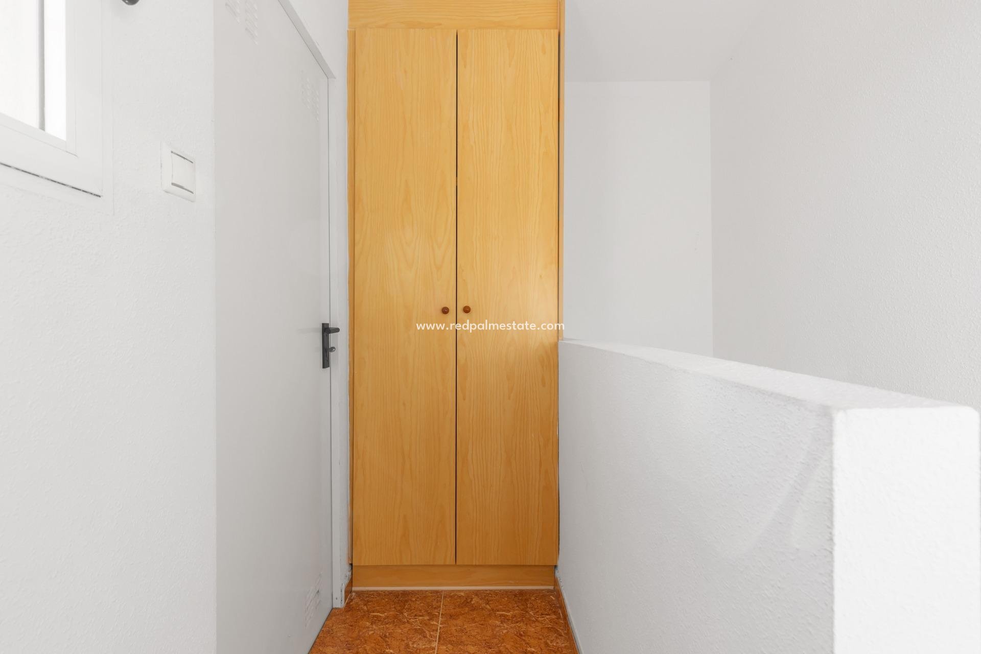 Återförsäljning - Fyrfamiljshus -
Orihuela Costa - Villamartín