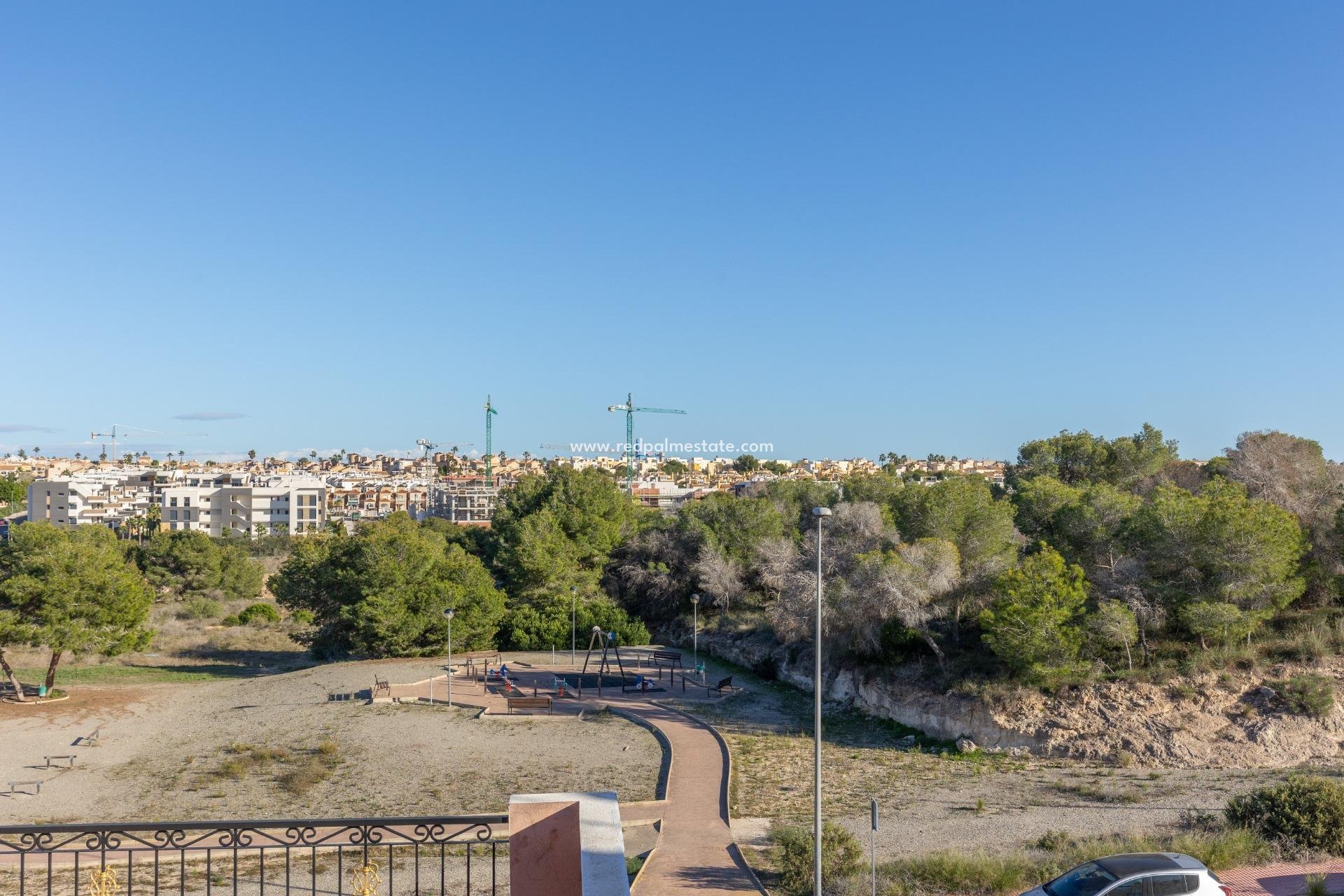 Återförsäljning - Fyrfamiljshus -
Orihuela Costa - Villamartín