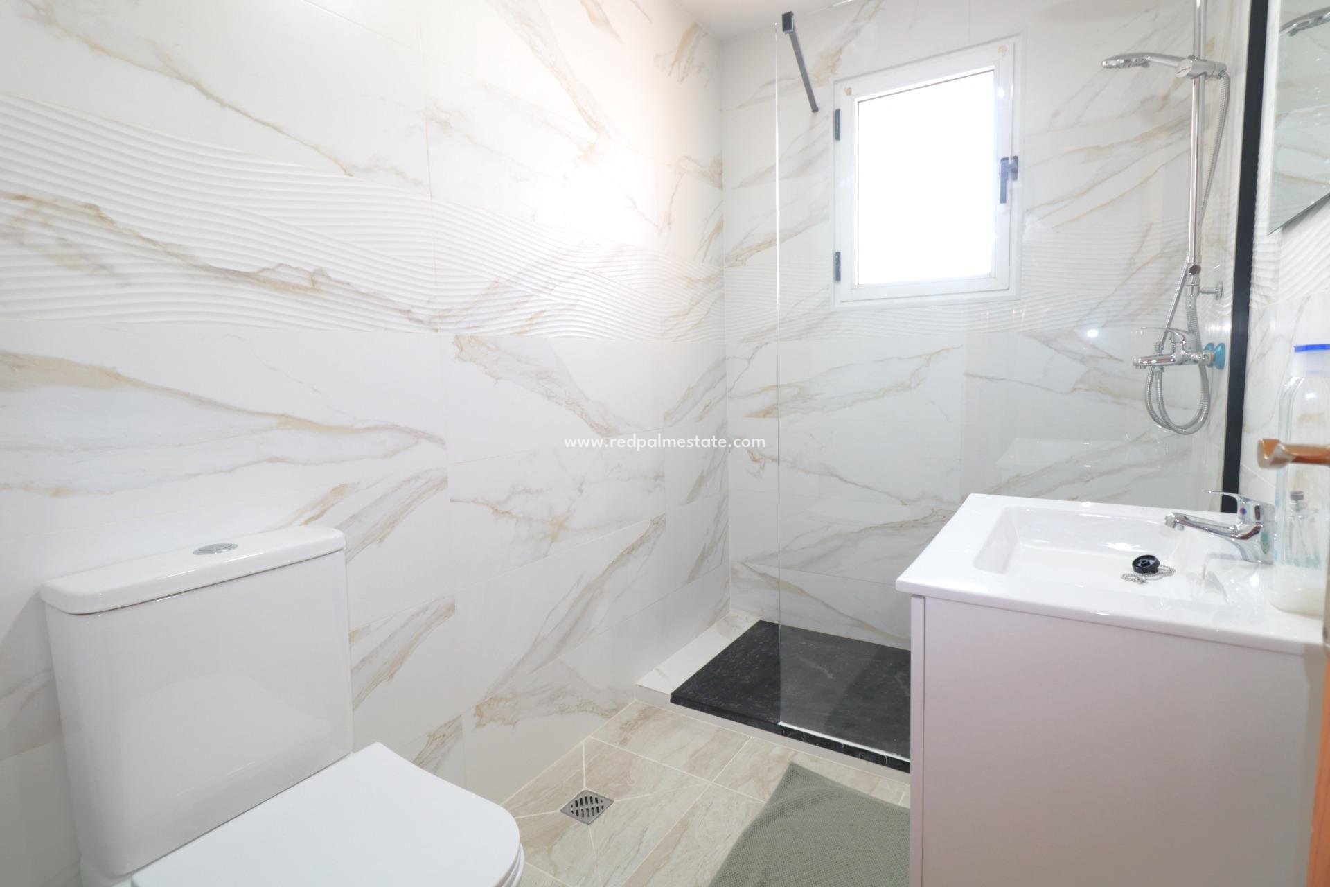 Återförsäljning - Fyrfamiljshus -
Torrevieja - La Siesta - El Salado -  Torreta