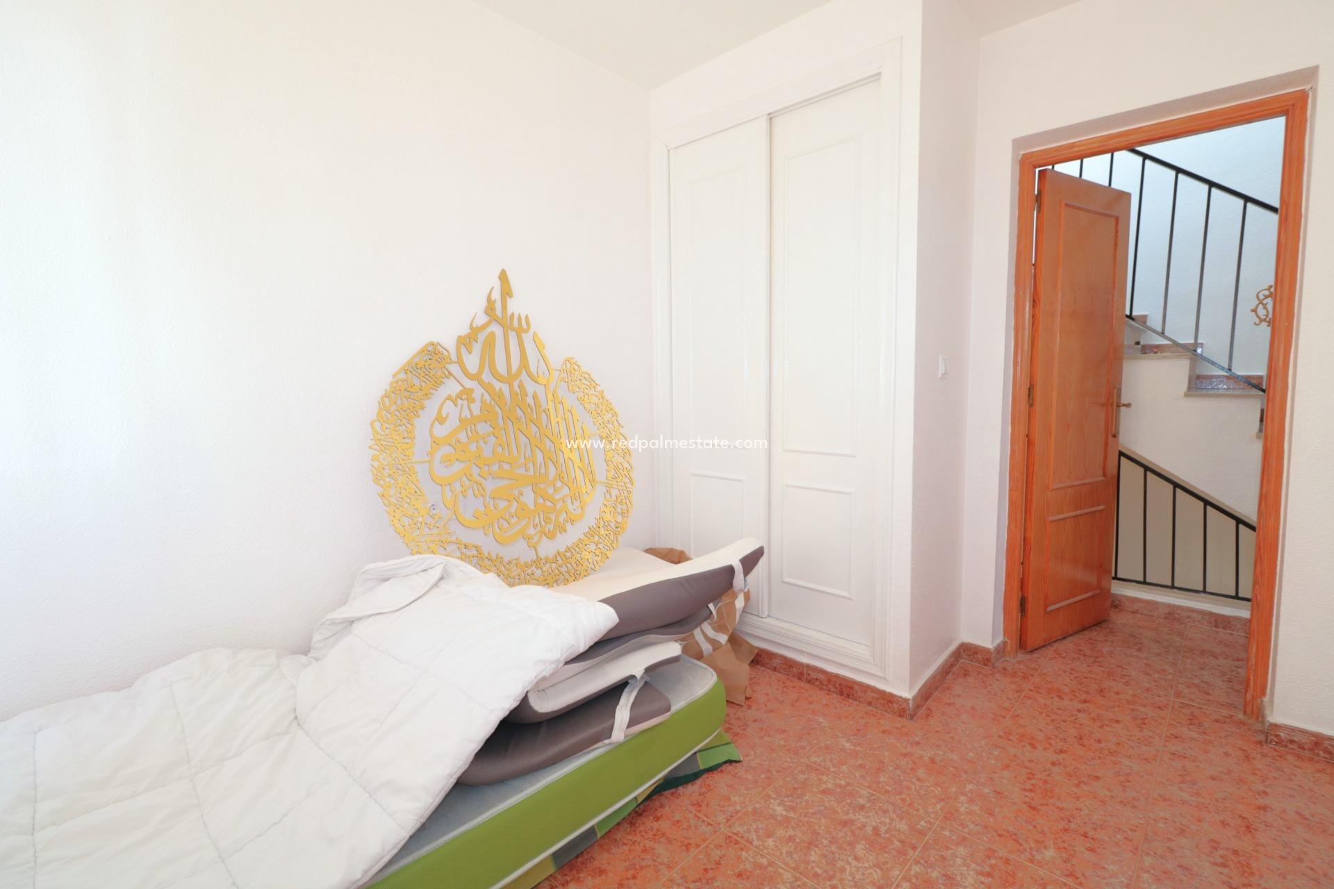 Återförsäljning - Fyrfamiljshus -
Torrevieja - La Siesta - El Salado -  Torreta