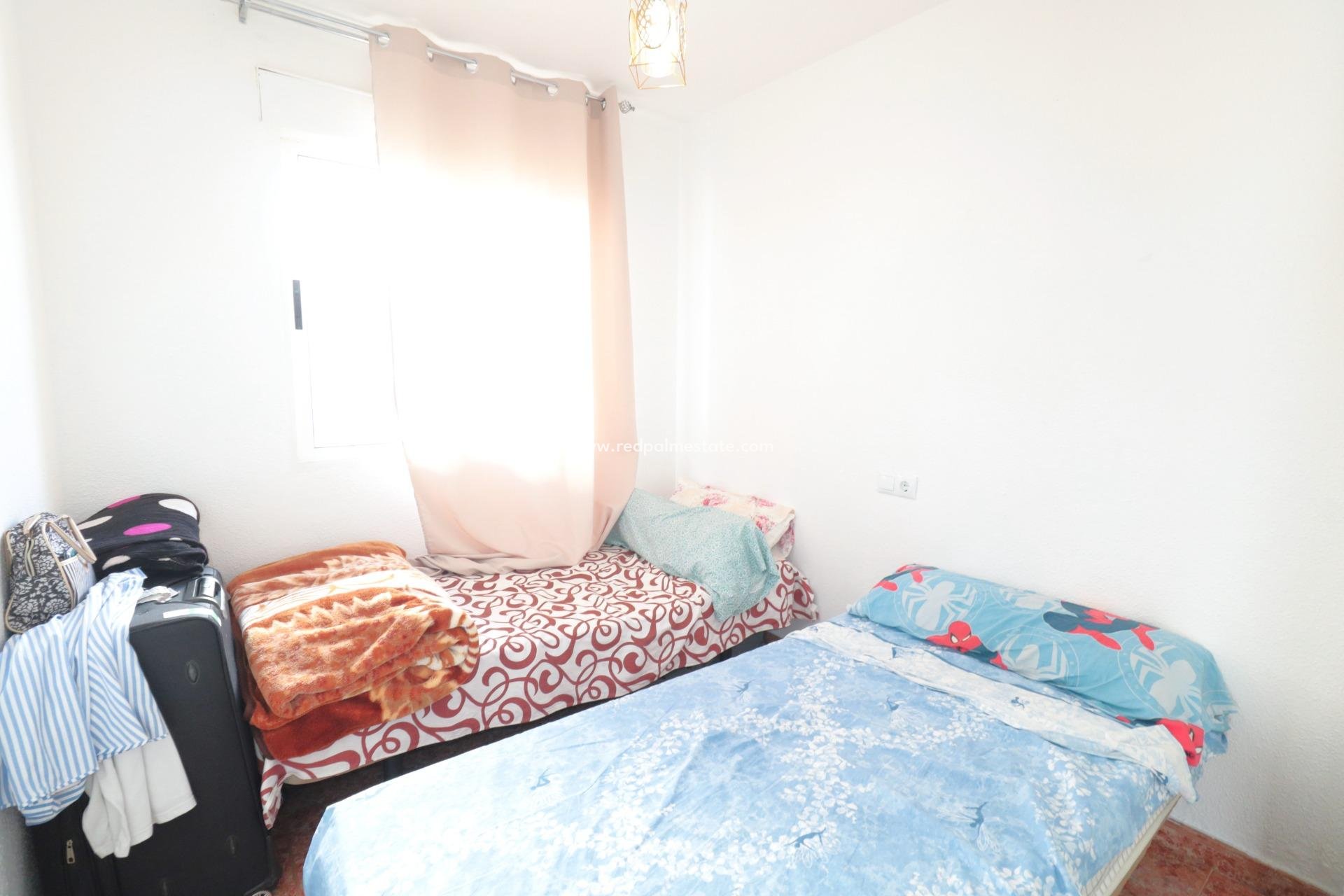 Återförsäljning - Fyrfamiljshus -
Torrevieja - La Siesta - El Salado -  Torreta