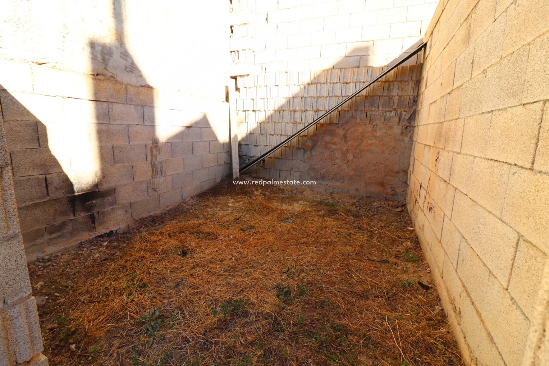 Återförsäljning - Komplott -
Benijofar