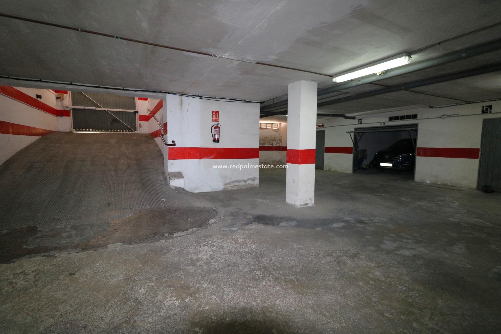 Återförsäljning - Parkering -
Torrevieja - El Acequión - Los Náufragos