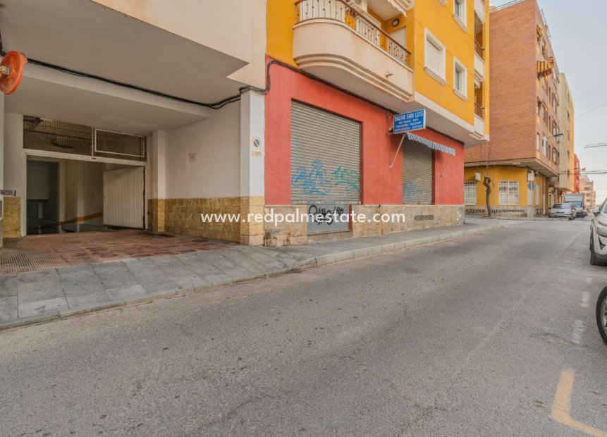 Återförsäljning - Parkering -
Torrevieja - PARQUE DE LAS NACIONES