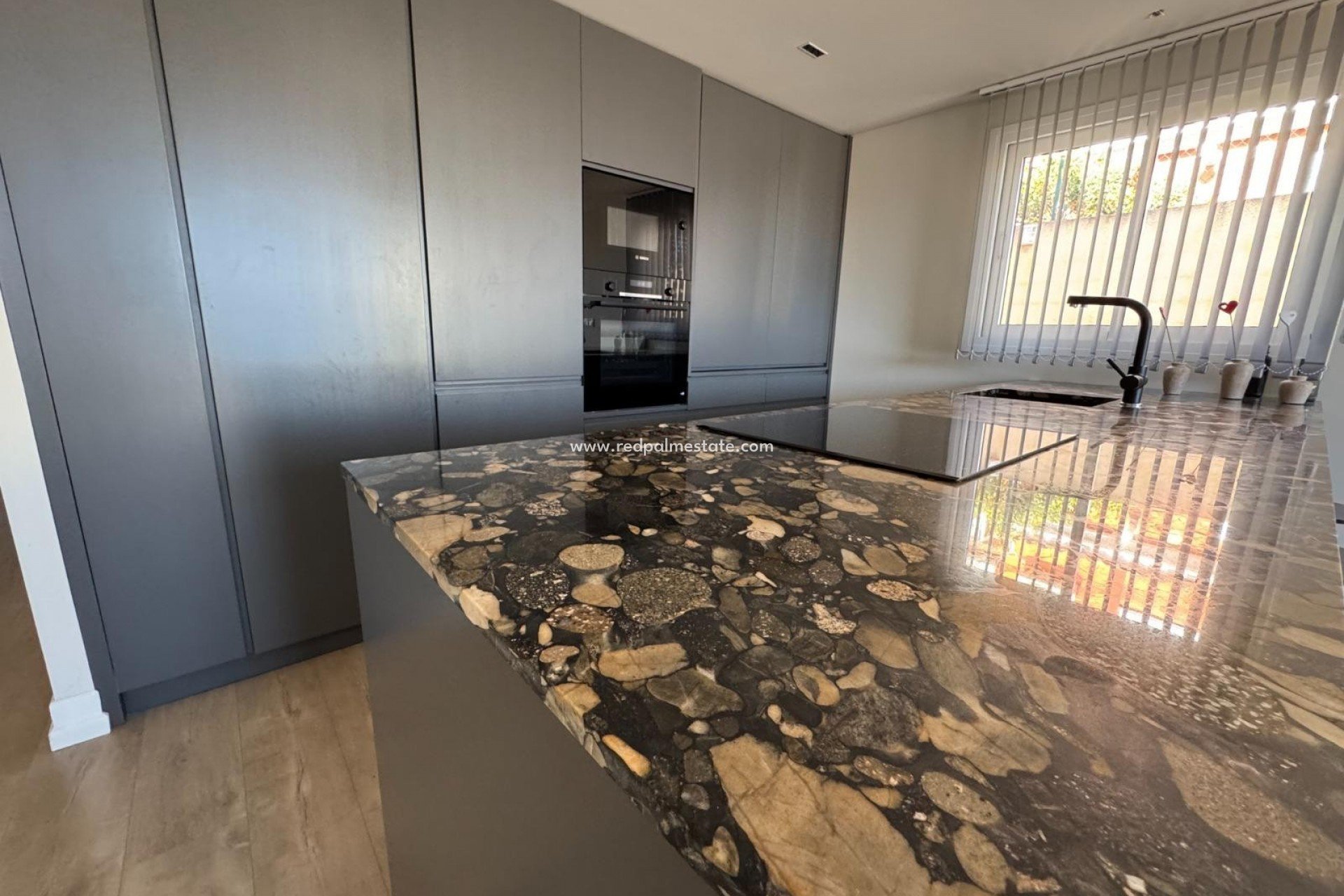 Återförsäljning - Radhus -
Polop