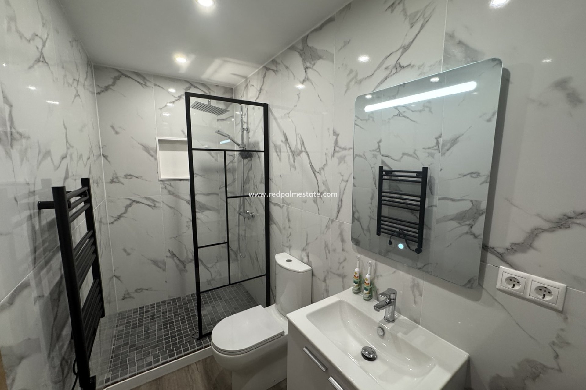 Återförsäljning - Radhus -
San Miguel de Salinas - Inland