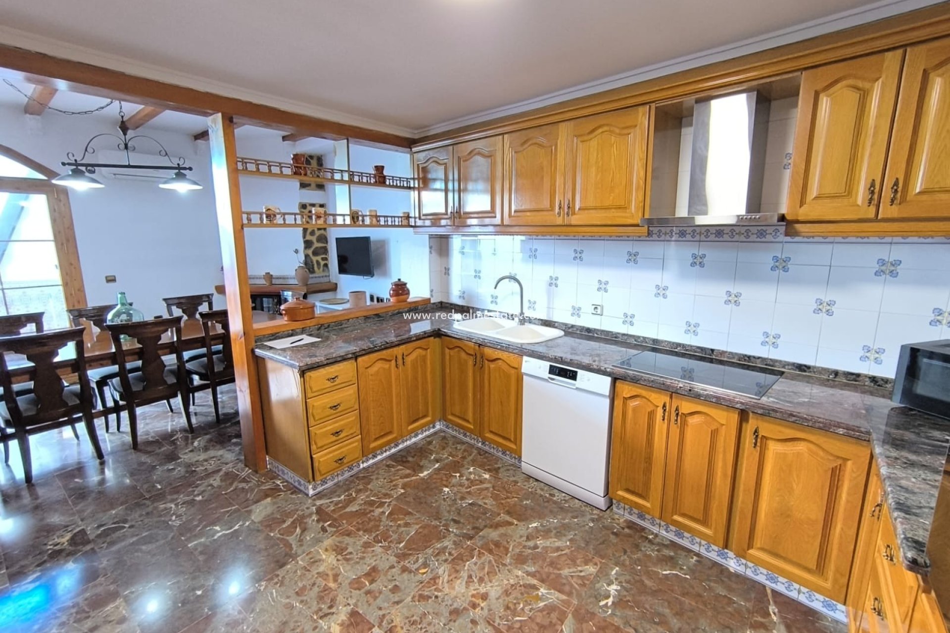 Återförsäljning - Radhus -
Sax - Inland