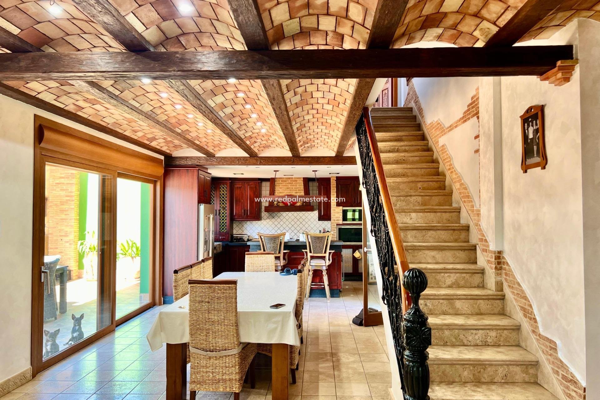 Återförsäljning - Villa -
Almoradí