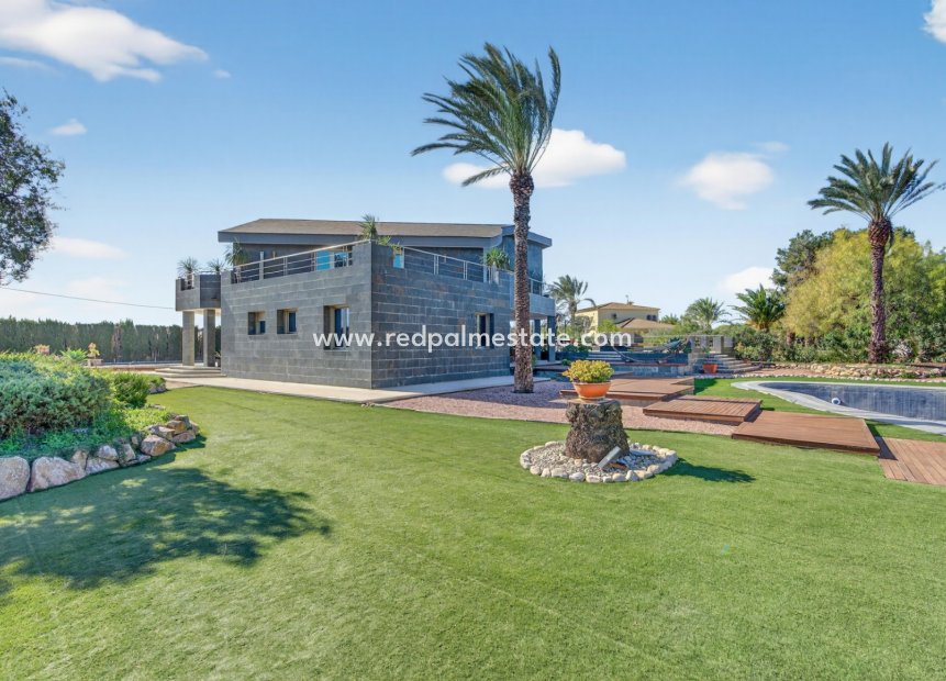 Återförsäljning - Villa -
Elche