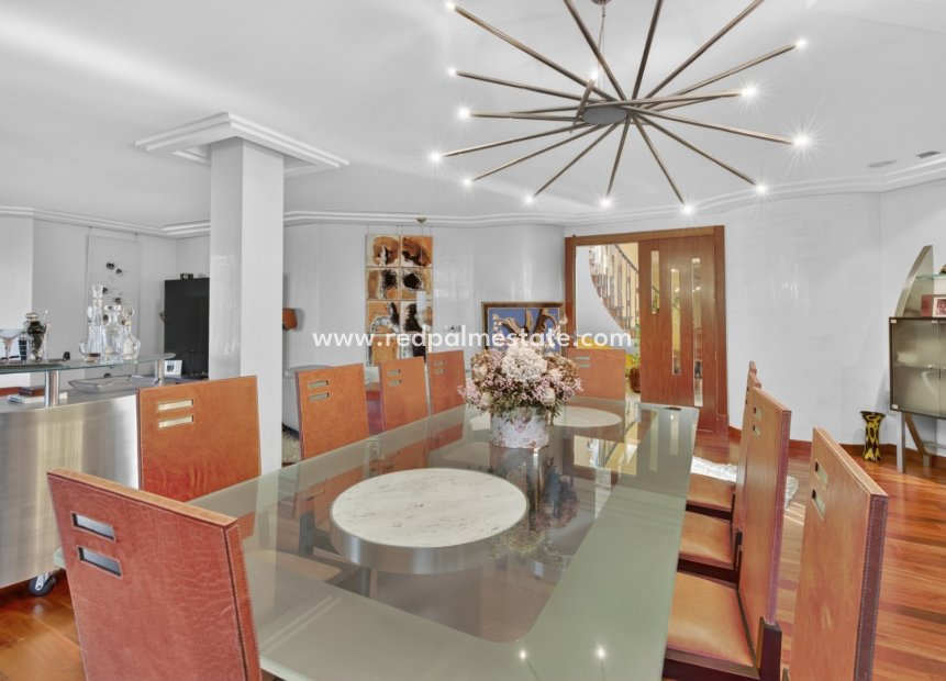 Återförsäljning - Villa -
Elche