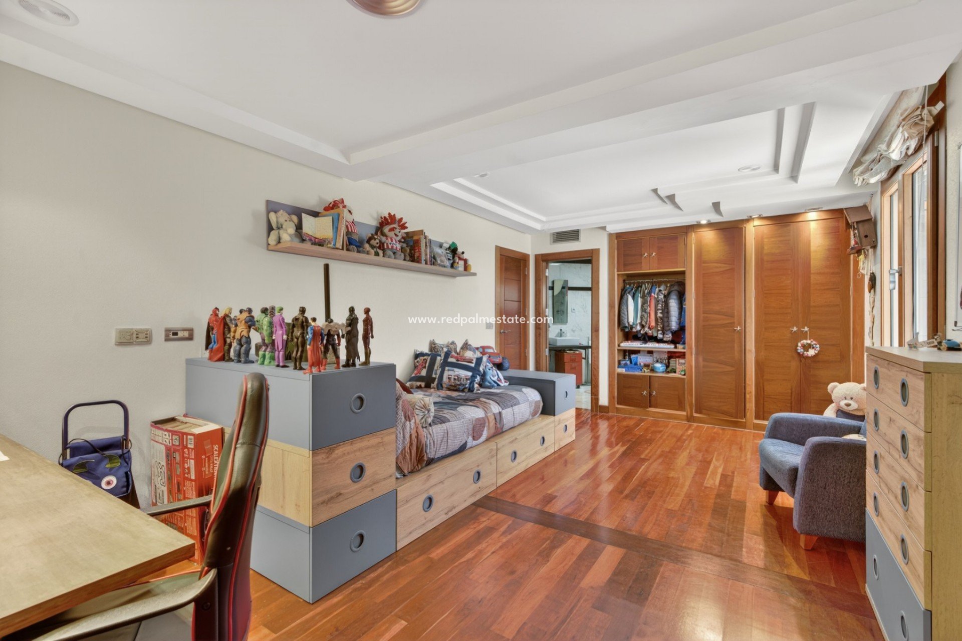 Återförsäljning - Villa -
Elche