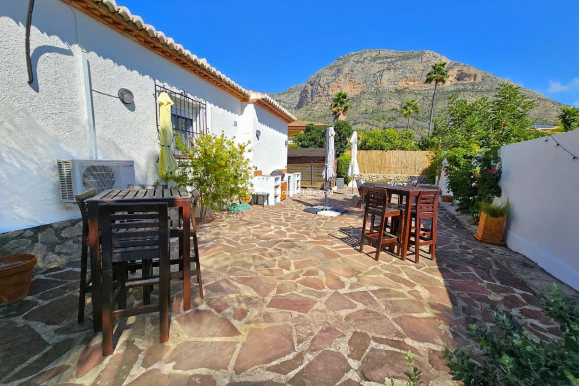 Återförsäljning - Villa -
Jávea