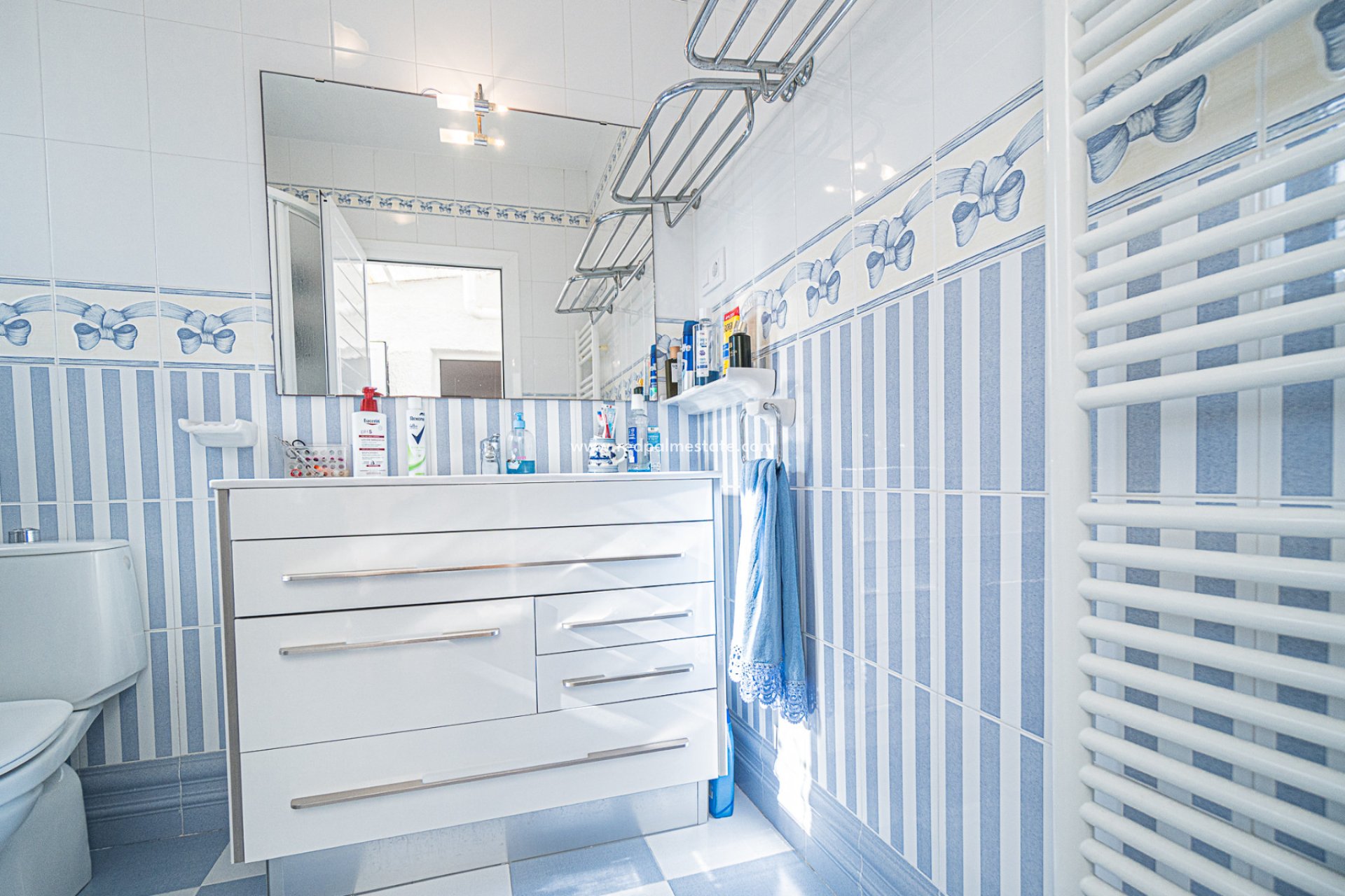 Återförsäljning - Villa -
Orihuela Costa - Beachside