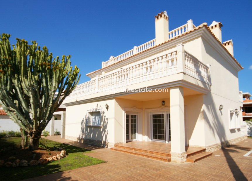 Återförsäljning - Villa -
Orihuela Costa - Cabo Roig