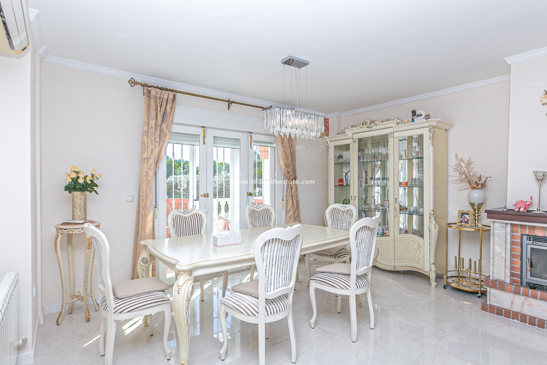 Återförsäljning - Villa -
Orihuela Costa - Campoamor Golf