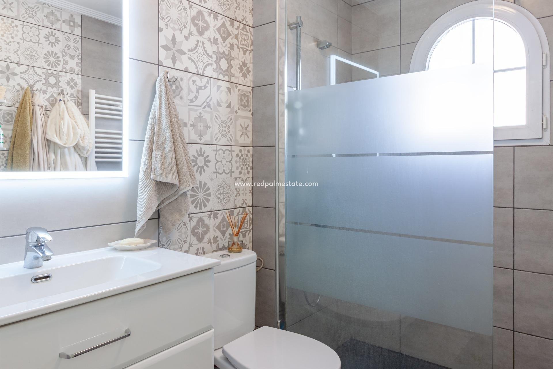 Återförsäljning - Villa -
Orihuela Costa - Los Almendros-la Florida