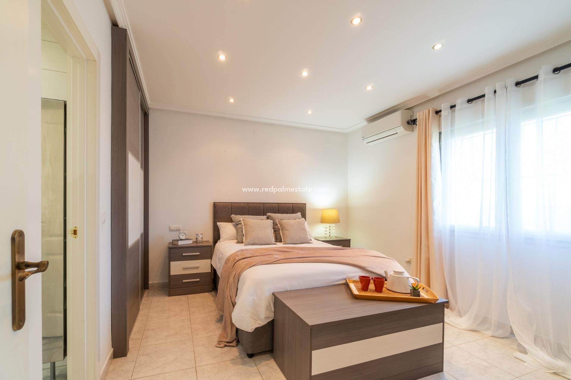 Återförsäljning - Villa -
Orihuela Costa - Playa Flamenca
