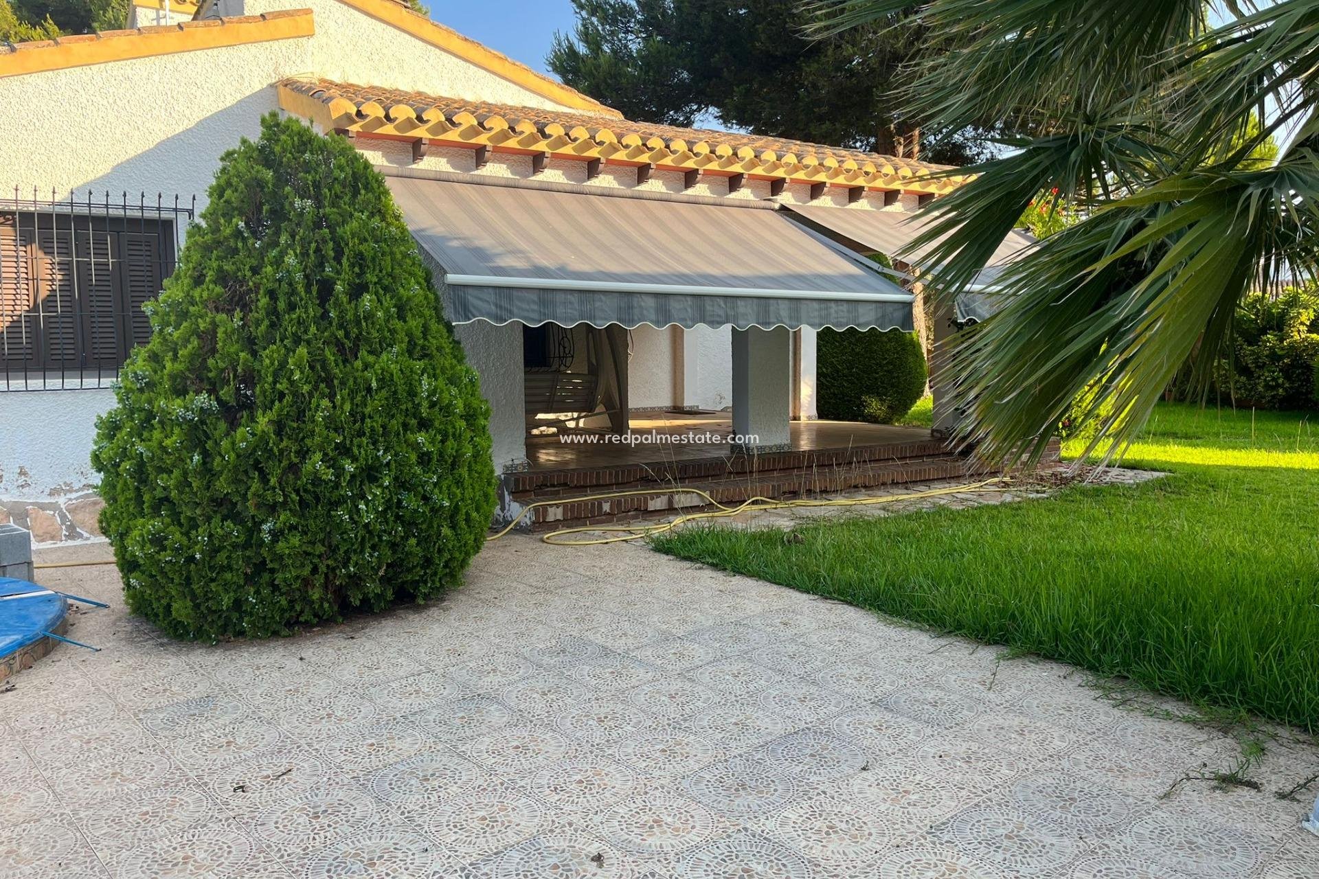 Återförsäljning - Villa -
Orihuela Costa - Punta Prima