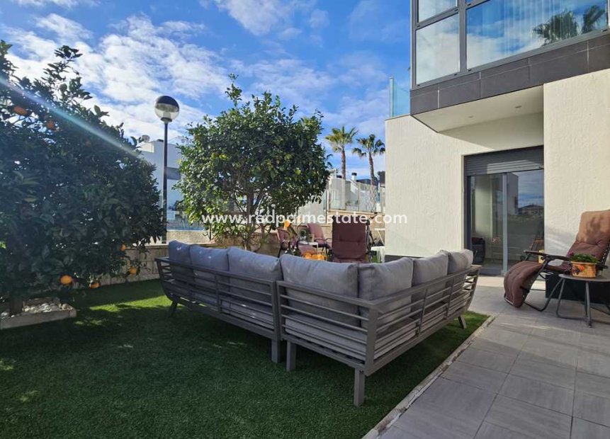 Återförsäljning - Villa -
Orihuela Costa