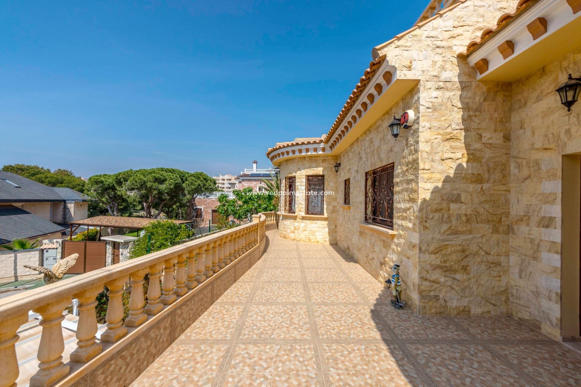 Återförsäljning - Villa -
Orihuela Costa