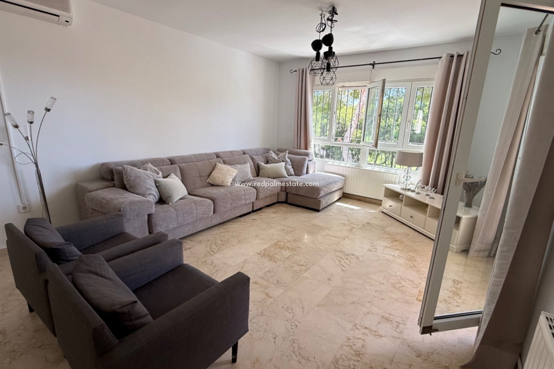 Återförsäljning - Villa -
Orihuela - Inland