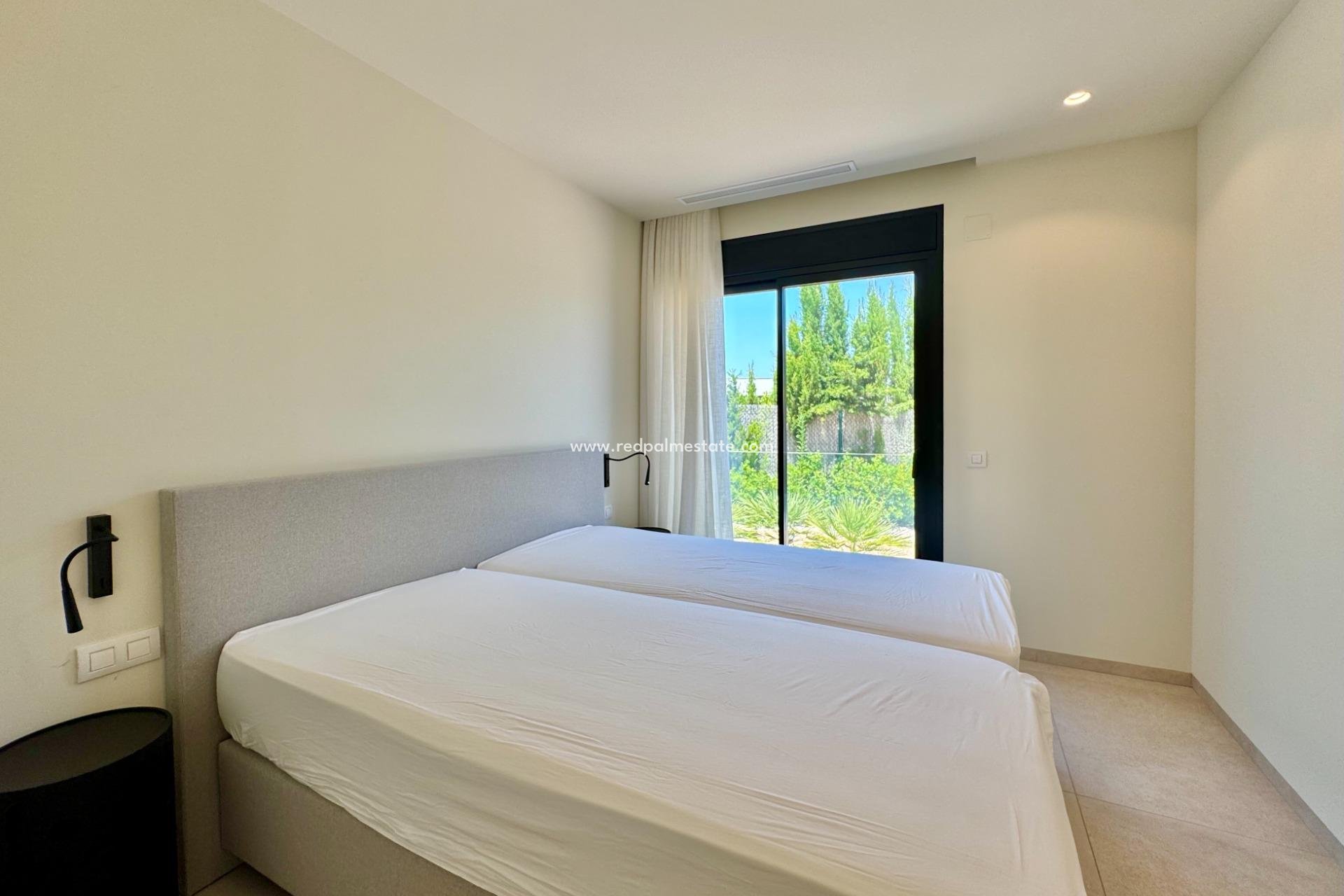 Återförsäljning - Villa -
Orihuela - Las Colinas Golf
