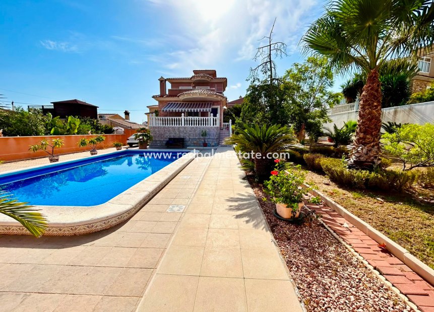 Återförsäljning - Villa -
Orihuela - Los balcones