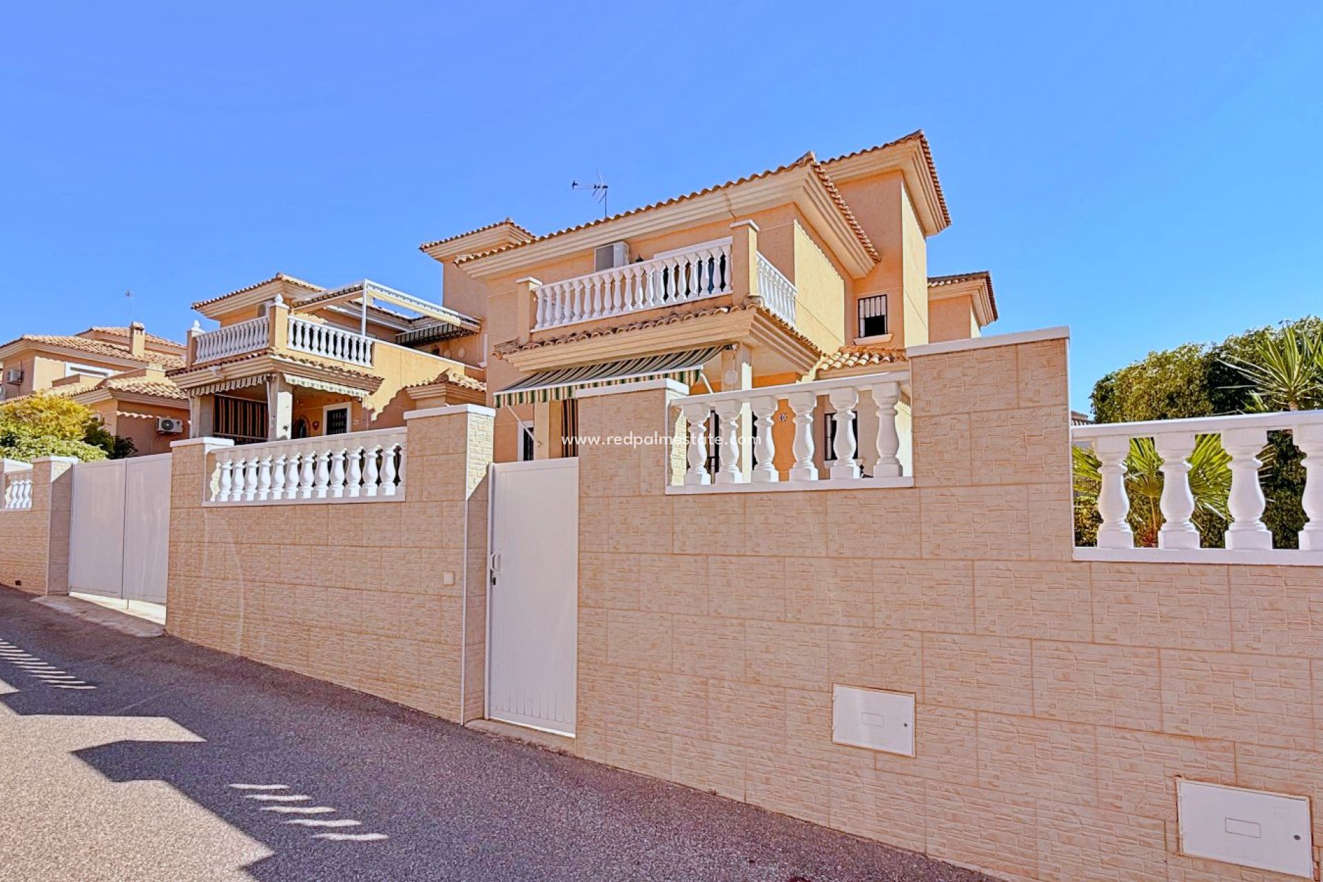 Återförsäljning - Villa -
Orihuela - Orihuela Costa