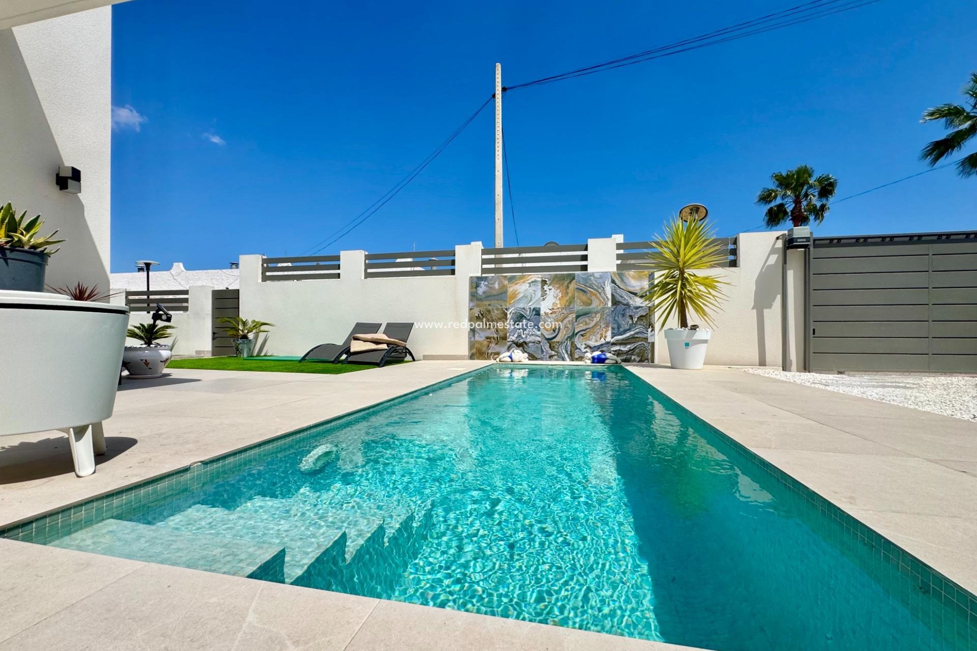 Återförsäljning - Villa -
San Miguel de Salinas - Blue Lagoon - Galán