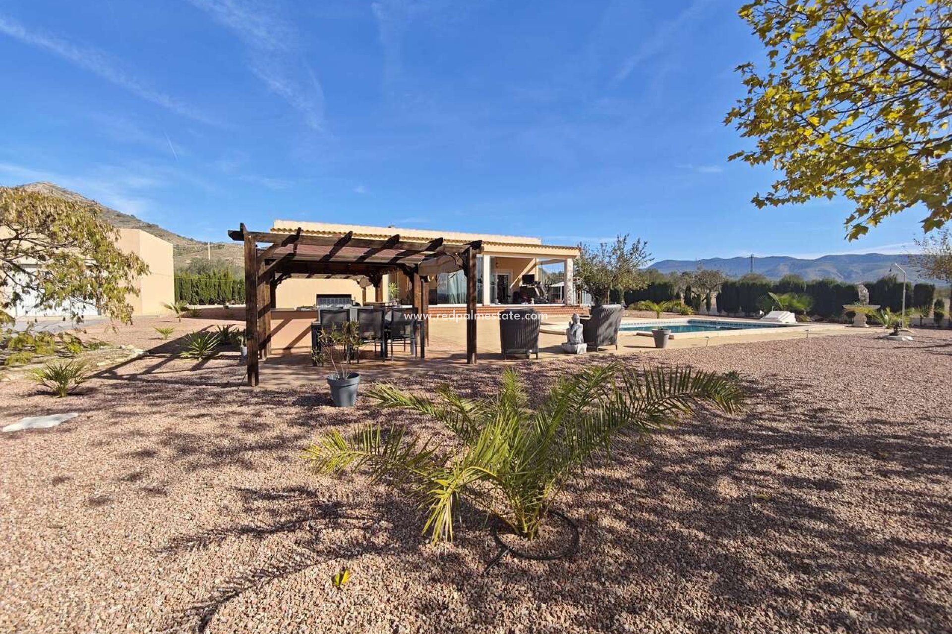 Återförsäljning - Villa -
Sax - Inland