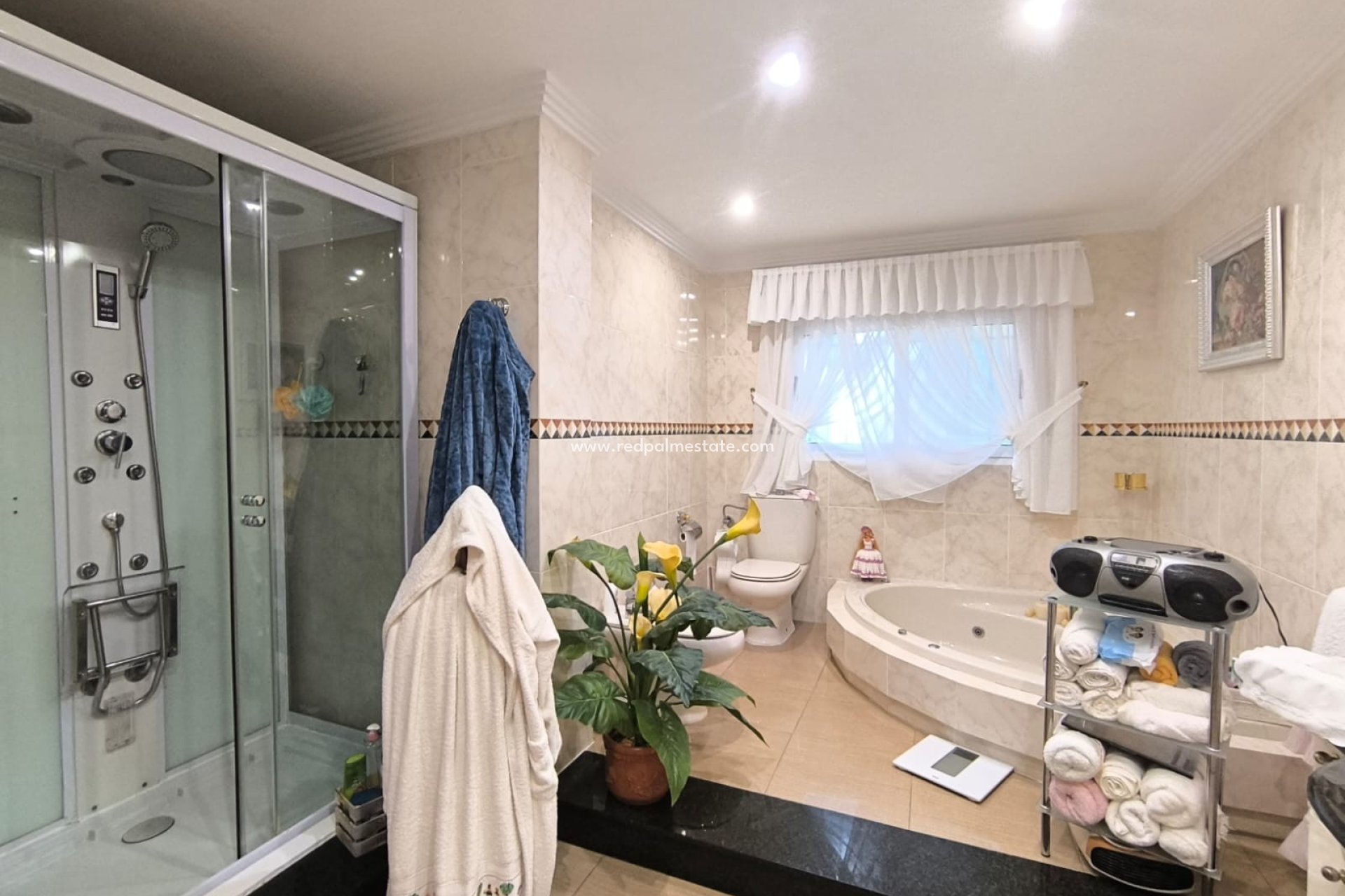 Återförsäljning - Villa -
Sax - Inland