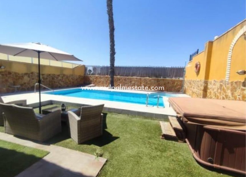 Återförsäljning - Villa -
Torrevieja - Aguas Nueva