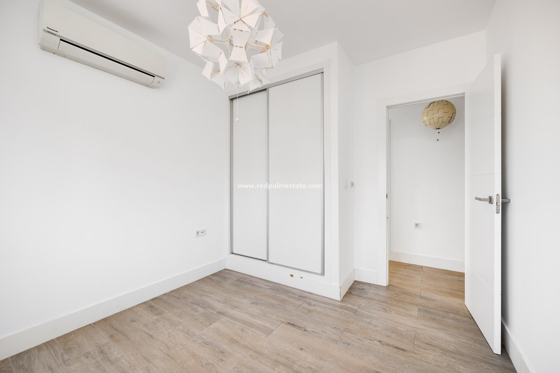 Återförsäljning - Villa -
Torrevieja - Aguas Nueva